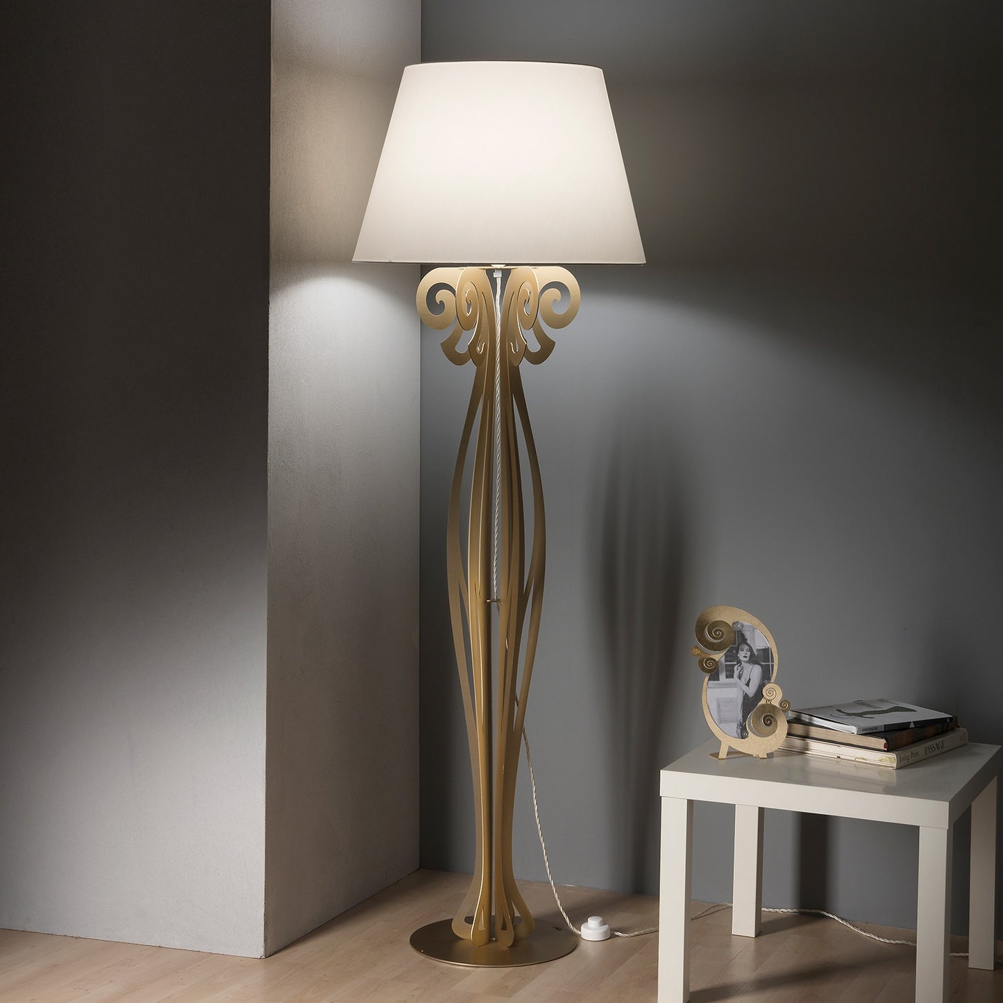Circeo modern design floor lamp