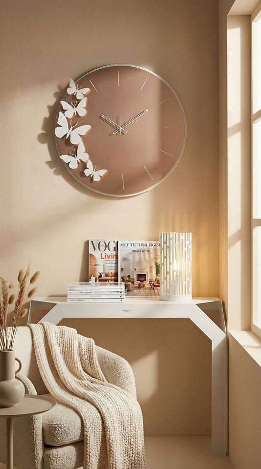 Ambientazione dell'orologio Diana con quadrante in Velour Luxe rosa in un ambiente luminoso. Sotto l'orologio è sistemato la consolle Uncorner e la lampada Kamaleam di Arti&Mestieri.