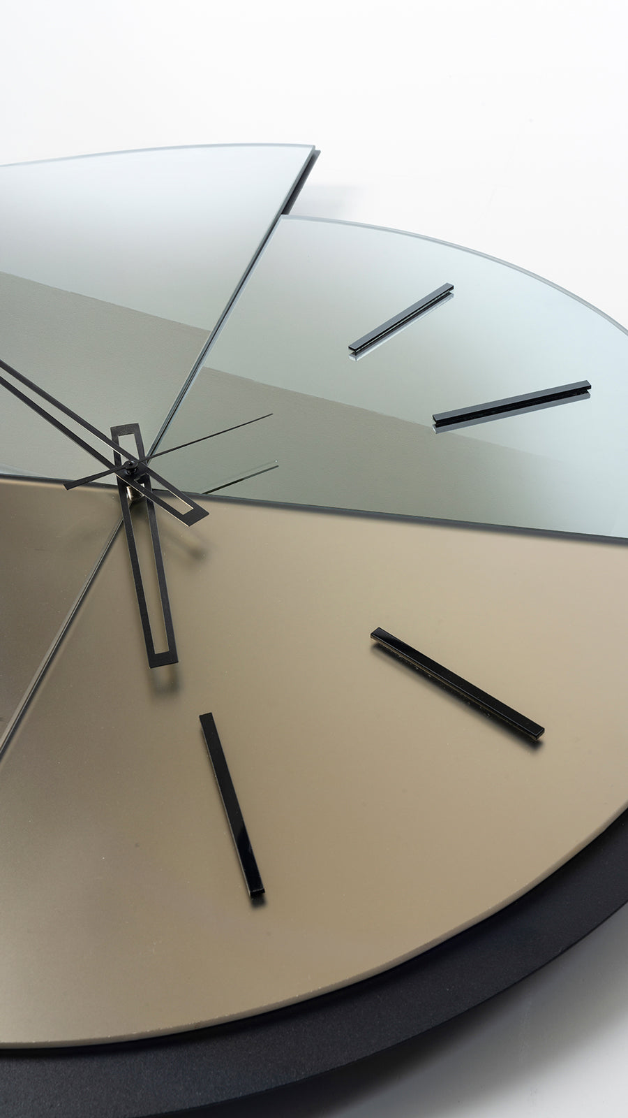 Dettaglio orologio da parete avignone di Arti&Mestieri. Si nota il contrasto tra vetro satinato e lo specchiato