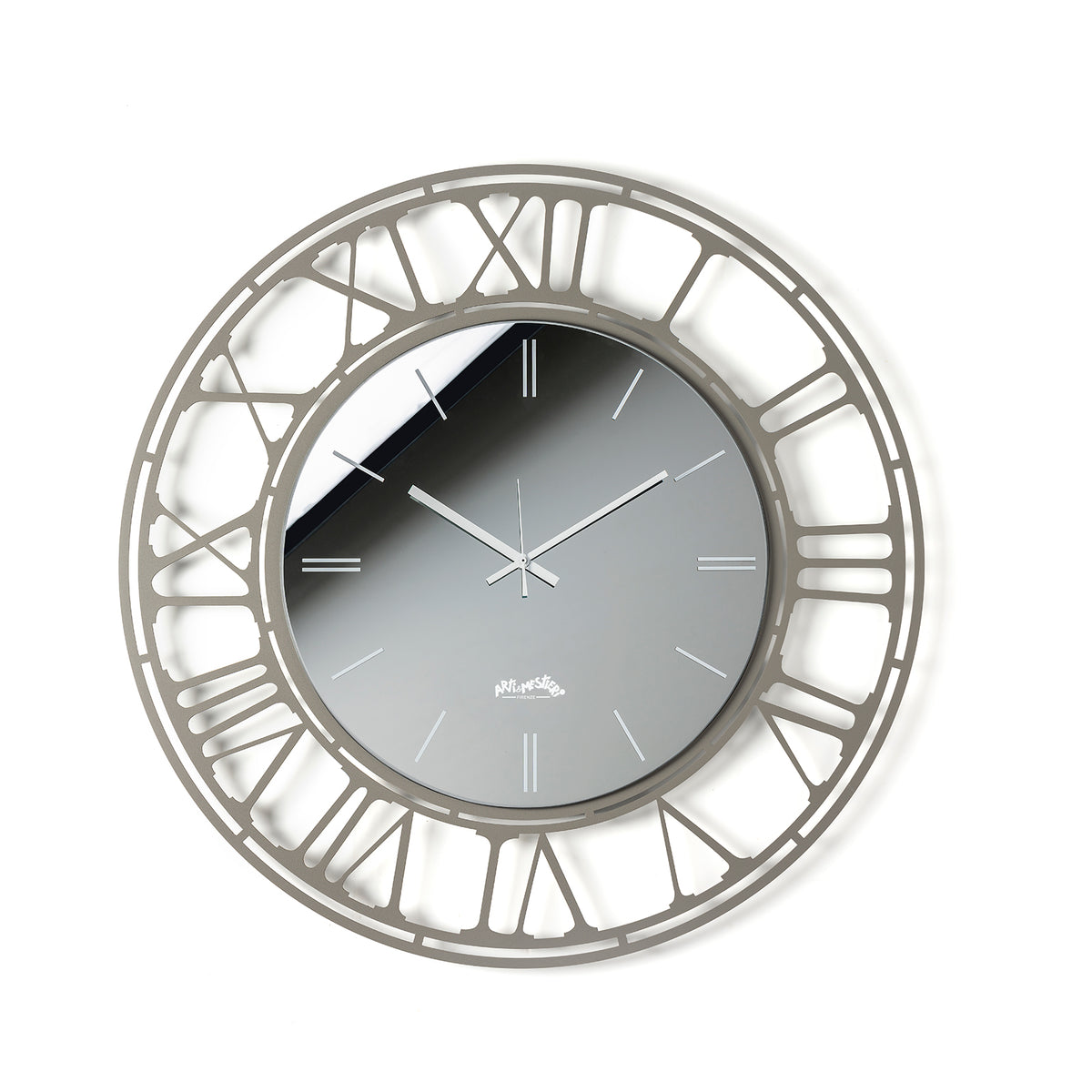Vista frontale dell'orologio Axis 70 con numeri romani e quadrante in vetro specchio Crystal® fumé serigrafato. Base in ferro color fango. Diametro 70 cm. Prodotto da Arti&Mestieri.