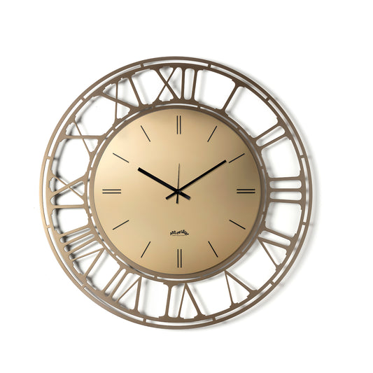 Vista frontale dell'orologio Axis 70 con numeri romani e quadrante in vetro specchio Velour® bronzo serigrafato. Base in ferro color beige. Diametro 70 cm. Prodotto da Arti&Mestieri.