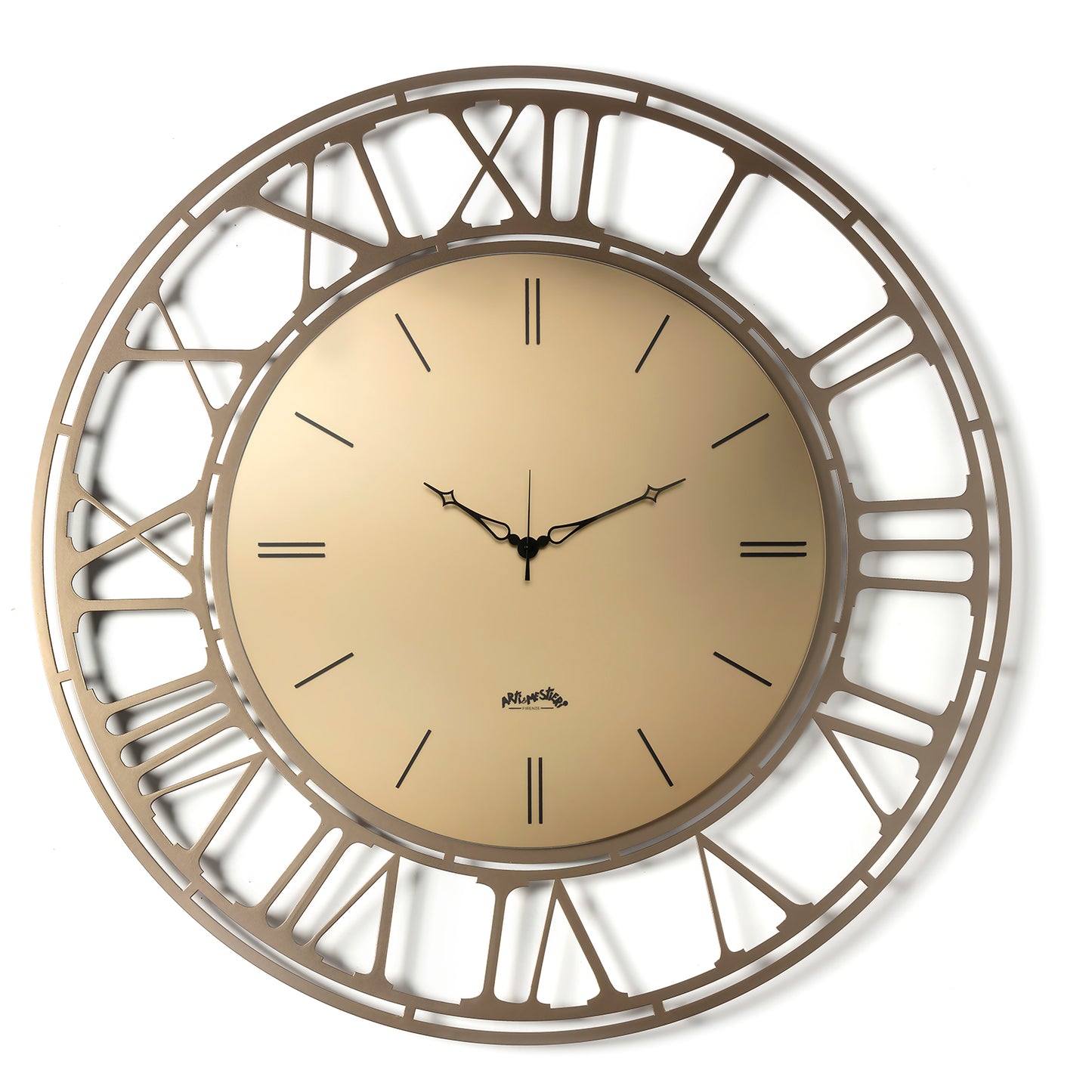 Vista frontale dell'orologio Axis 90 con numeri romani e quadrante in vetro specchio Velour® bronzo serigrafato nero. Base in ferro color beige. Diametro 90 cm. Prodotto da Arti&Mestieri.