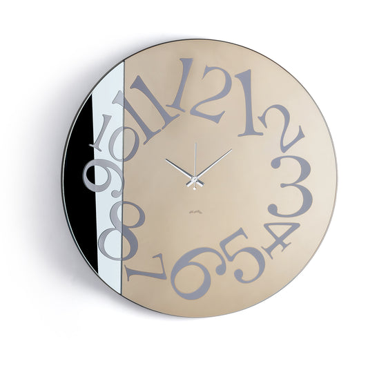 Orologio da parete Piega dal design contemporaneo, con struttura in ferro e due specchi Crystal bronzo e Crystal fumé inseriti con precisione nella caratteristica piega a 30°. Vistale frontale. Finitura fumé/bronzo.