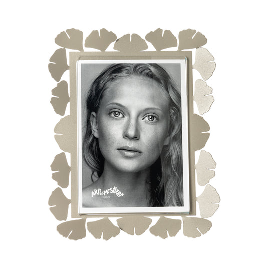 Vista frontale cornice portafoto floreale verticale Ginkgo Grande di Arti&Mestieri, colore sabbia