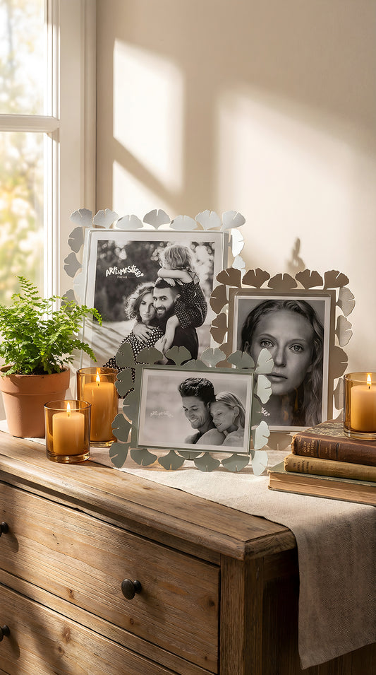 Ambientazione in camera della linea di cornici portafoto Ginkgo di Arti&Mestieri, vari formati, orizzontali e verticali.