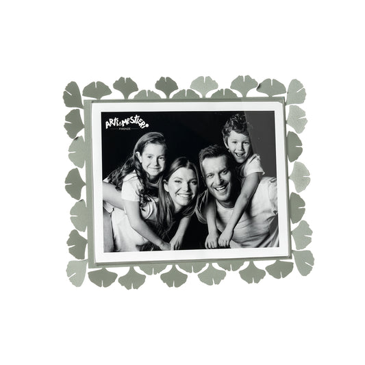 Vista frontale cornice portafoto floreale orizzontale Ginkgo Grande di Arti&Mestieri, colore giada