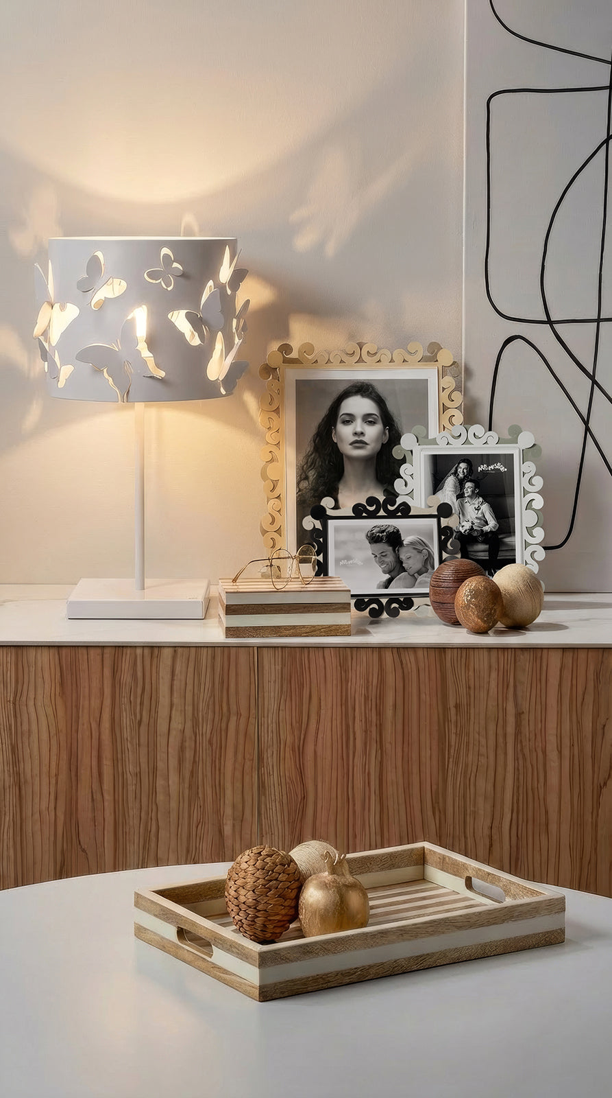 Ambientazione della linea di cornici portafoto Koko di Arti&Mestieri, vari formati, orizzontali e verticali.