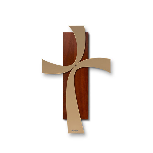Vista frontale del crocifisso Two piccolo, base legno e croce in ferro finitura oro laccato di Arti&Mestieri.