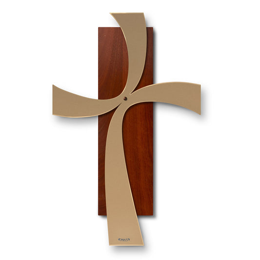Vista frontale del crocifisso Two grande, base legno e croce in ferro finitura oro laccato di Arti&Mestieri.