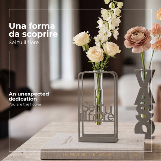 Foto ambientata del vaso Sei tu il Fiore finitura fango, di Arti e Mestieri.