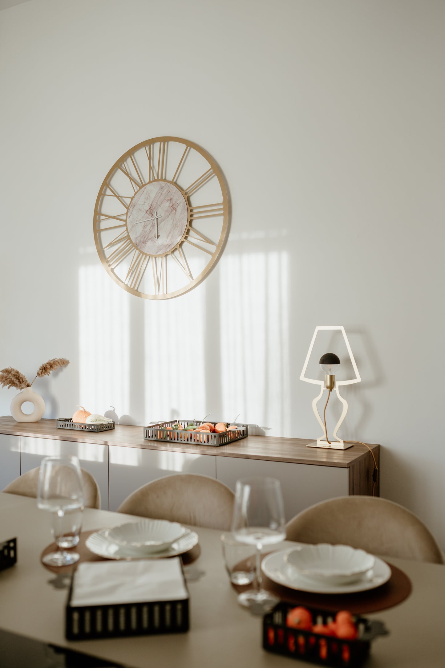 Silhouette design table lamp large