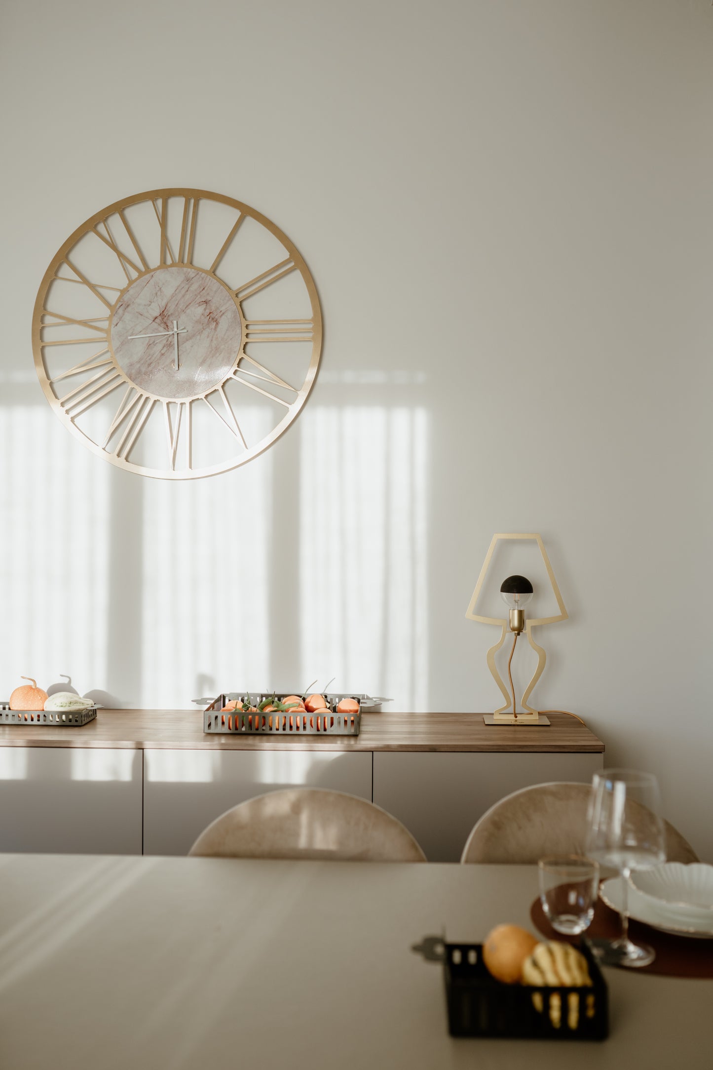 Silhouette design table lamp large
