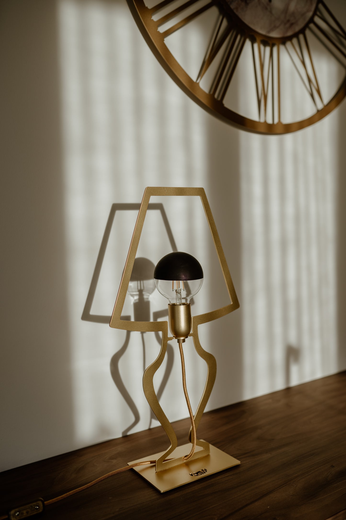Silhouette design table lamp large