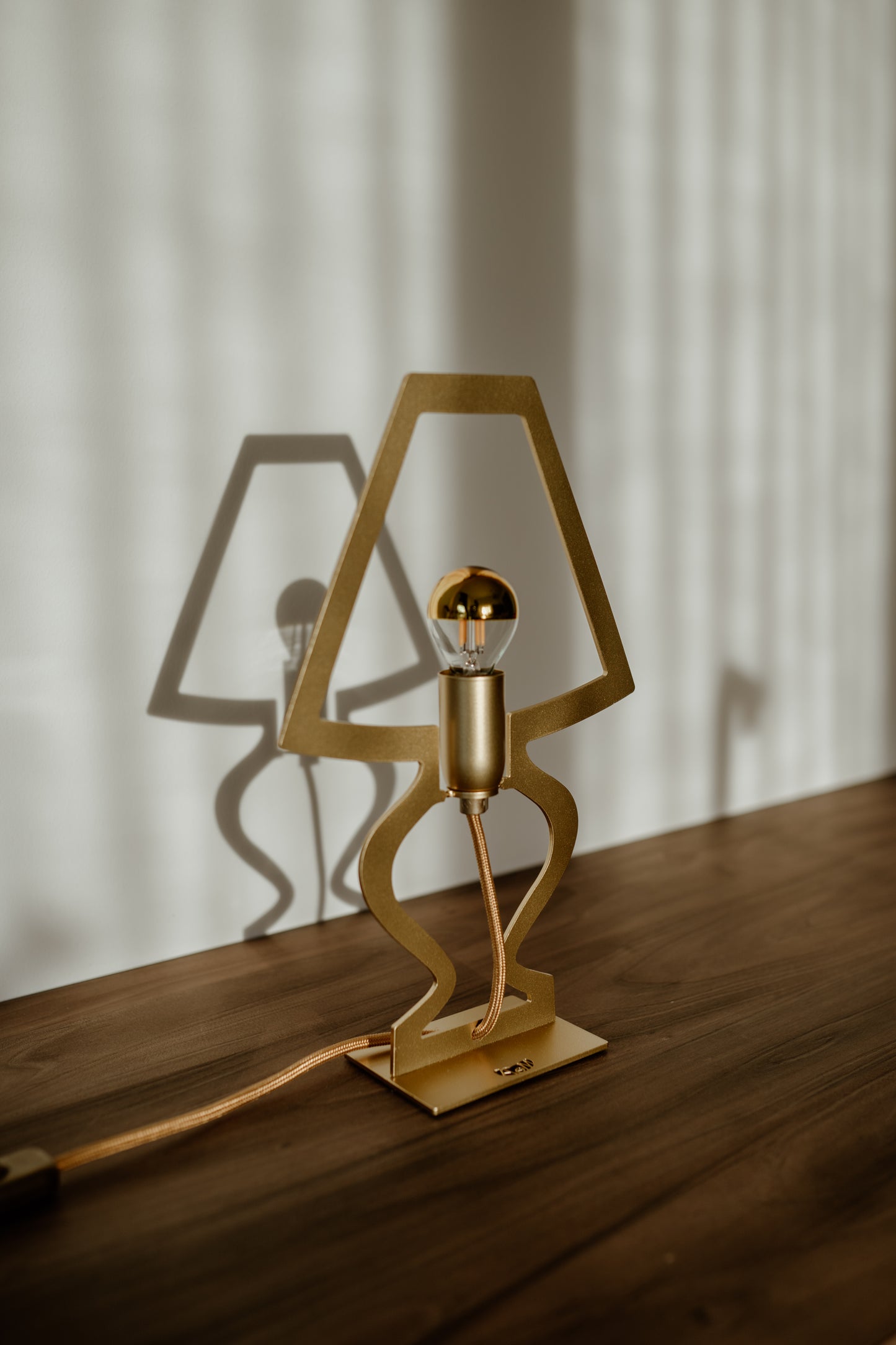 Silhouette design table lamp large