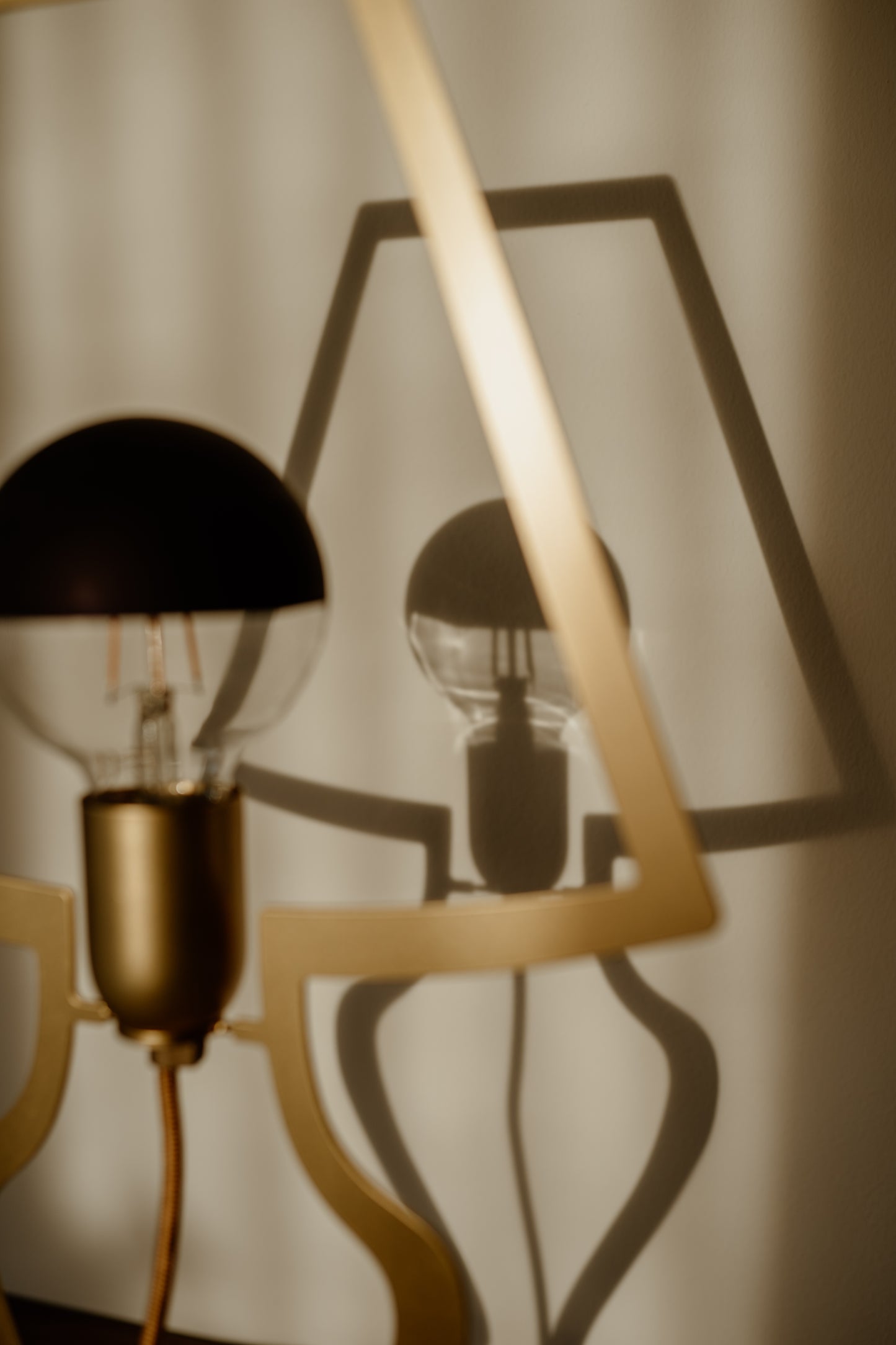 Silhouette design table lamp large