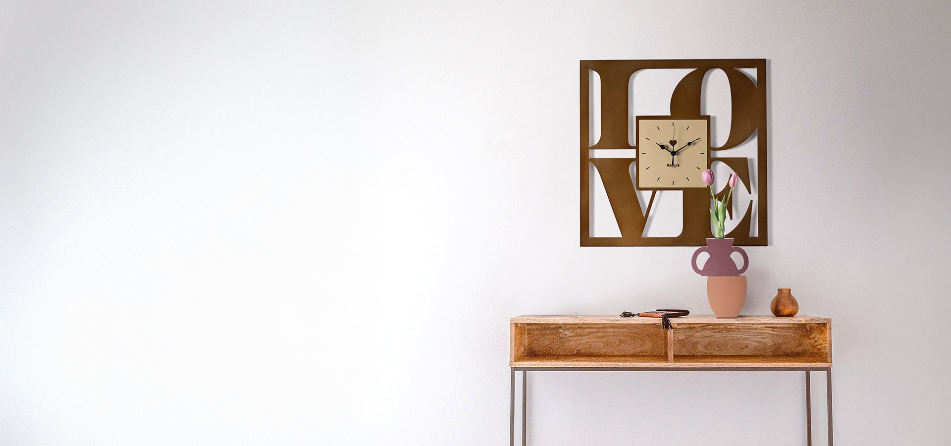 Orologio Love e vaso Cribbio. Foto ambientata con consolle d'ingresso