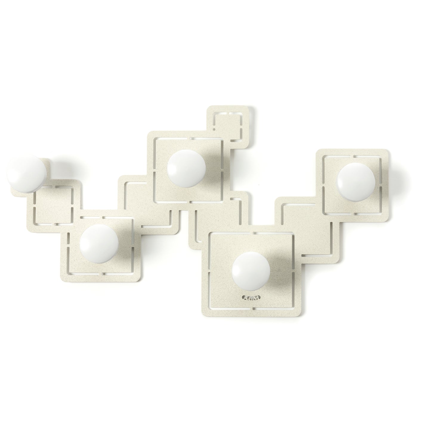 Vista frontale dell'appendiabiti Malago di Arti&Mestieri, colore avorio con cinque pomelli in legno bianchi.