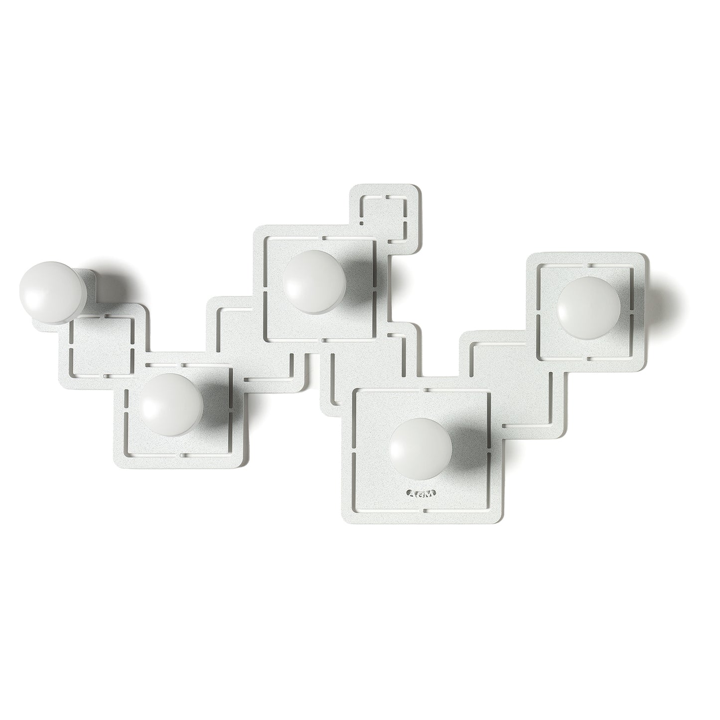 Vista frontale dell'appendiabiti Malago di Arti&Mestieri, colore bianco marmo con cinque pomelli in legno bianchi.