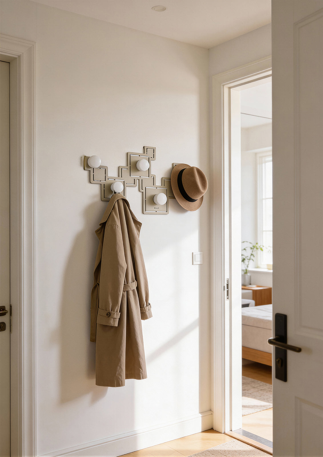 Ambientazione dell'appendiabiti Malago di colore sabbia di Arti&Mestieri nell'ingresso di un appartamento moderno.