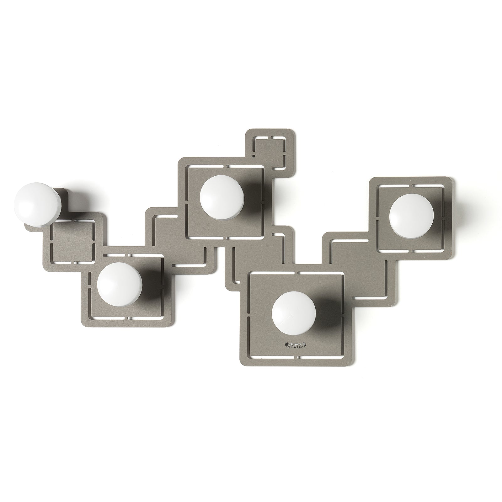 Vista frontale dell'appendiabiti Malago di Arti&Mestieri, colore fango con cinque pomelli bianchi.