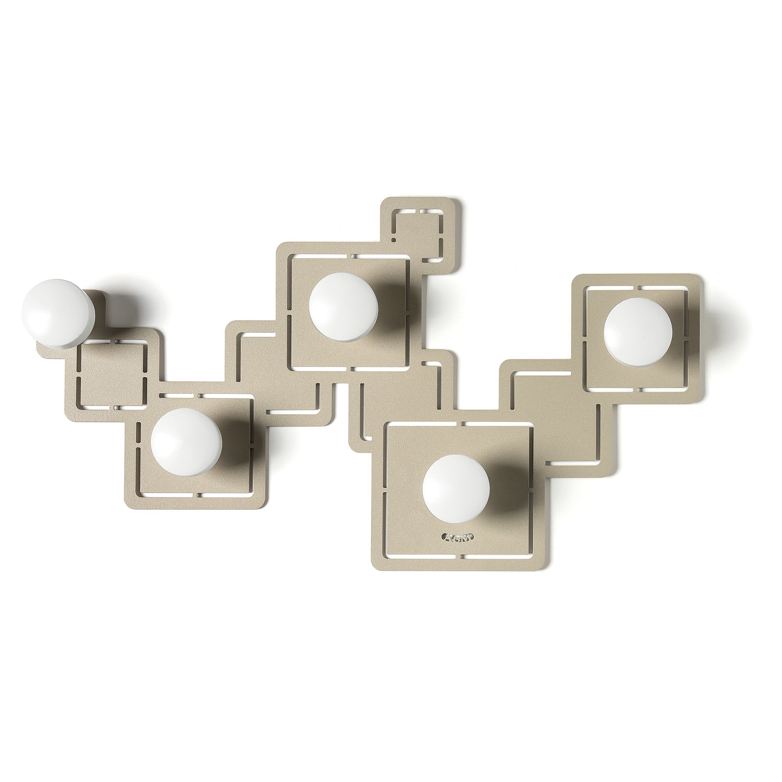 Vista frontale dell'appendiabiti Malago di Arti&Mestieri, colore sabbia con cinque pomelli in legno bianchi.