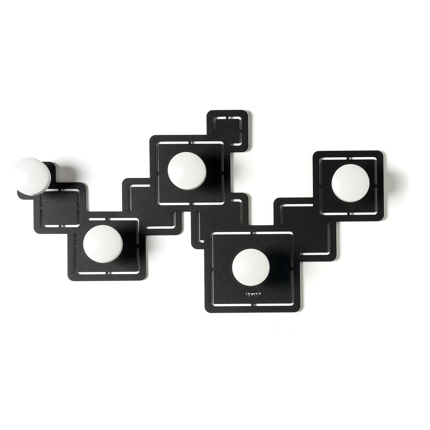 Vista frontale dell'appendiabiti Malago di Arti&Mestieri, colore nero con cinque pomelli bianchi.