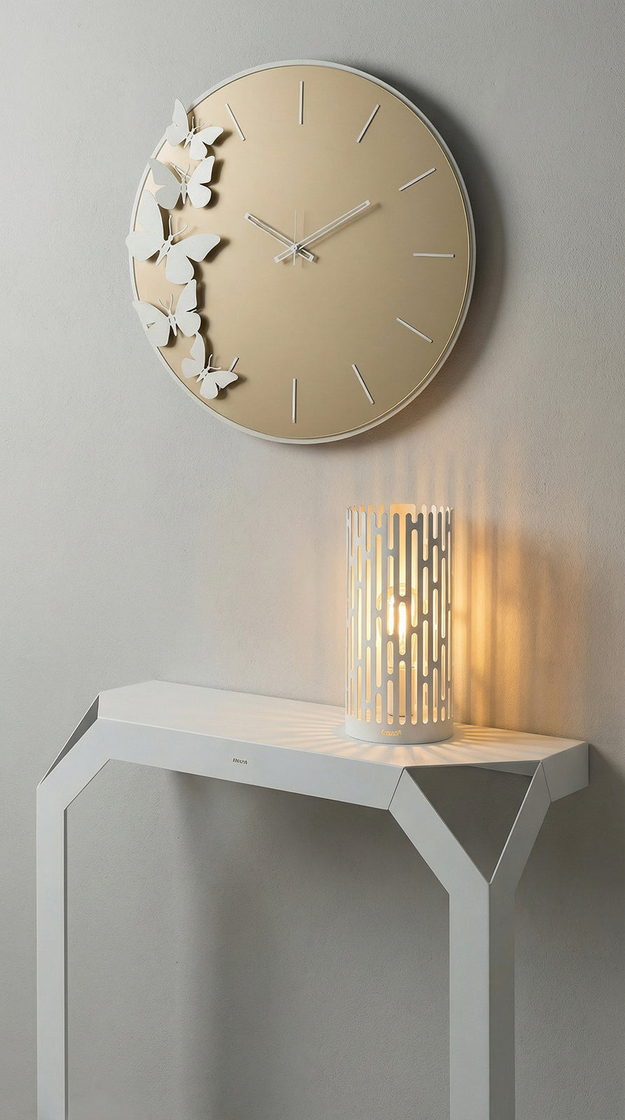 Ambientazione della consolle Uncorner bianco marmo, della lampada Kamalea e dell'orologio Diana.