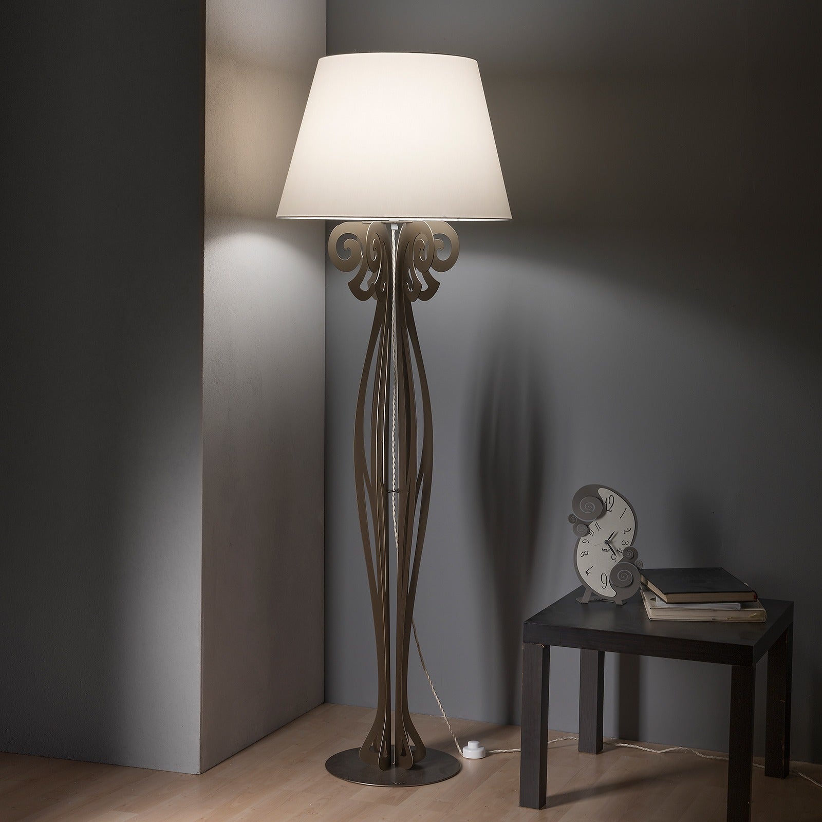 Lampada da terra moderna di design Circeo
