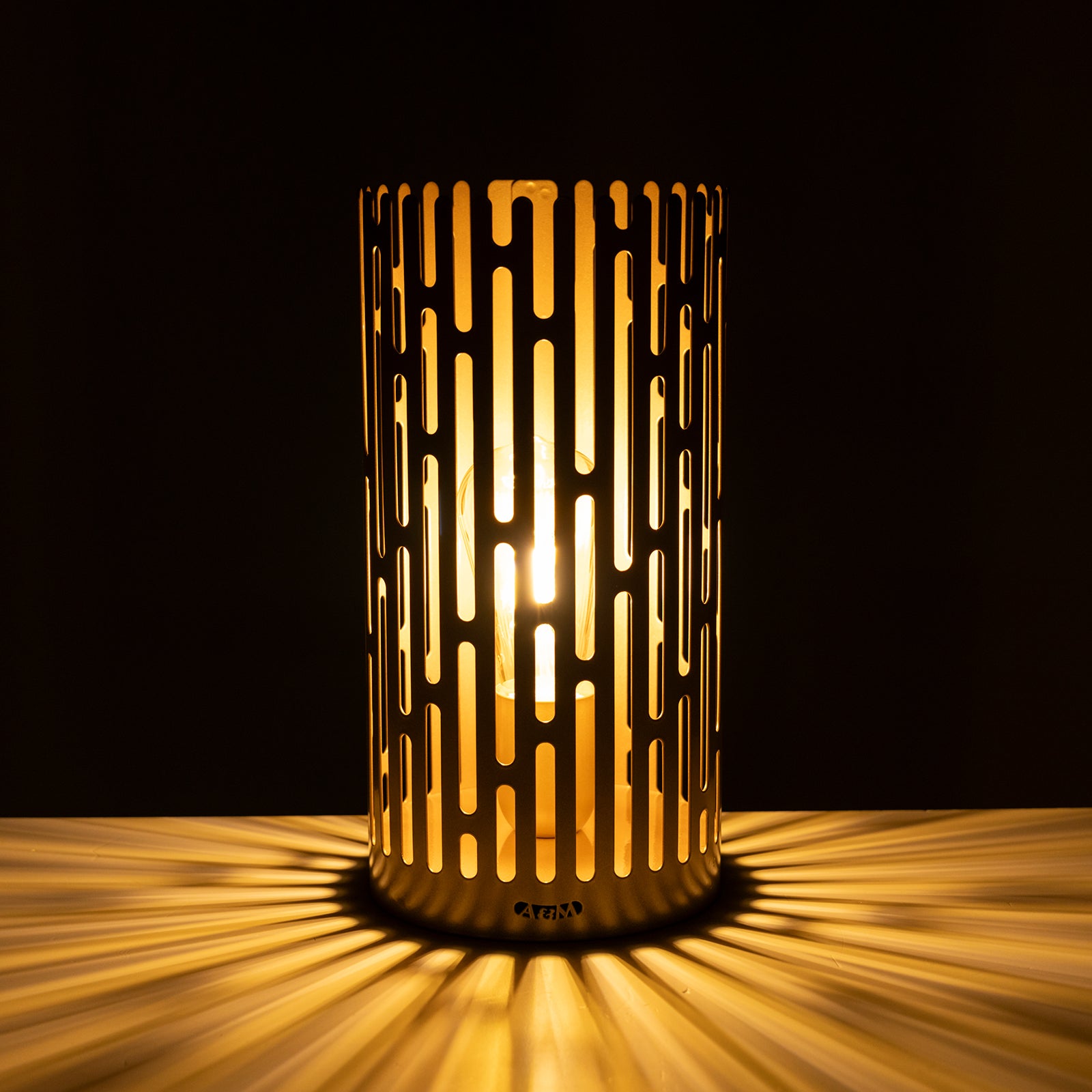 Lampada Kamalea Arti&Mestieri accesa con effetti luminosi decorativi proiettati sulla superficie