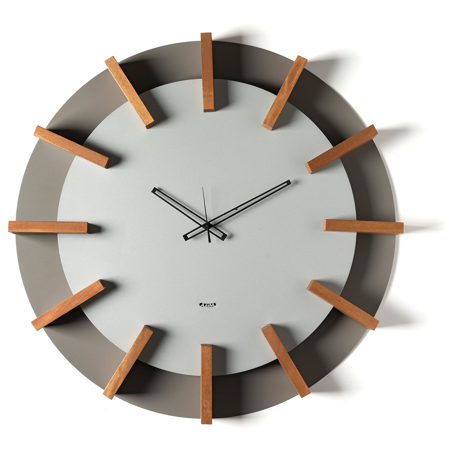 Orologio da parete Timon Arti&Mestieri, vista frontale con indici in faggio e finitura fango/alluminio