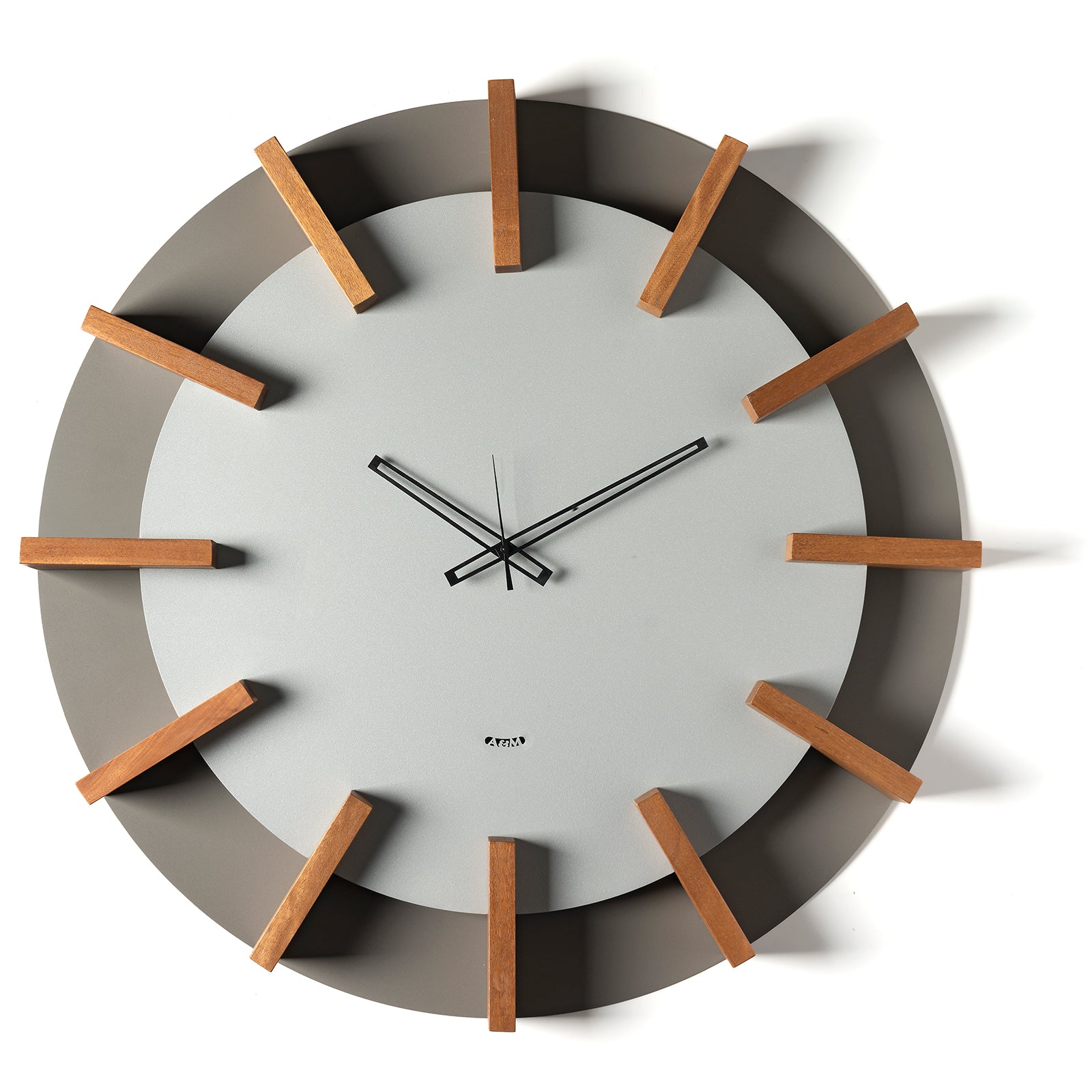 Orologio da parete Timon Arti&Mestieri, vista frontale con indici in faggio e finitura fango/alluminio