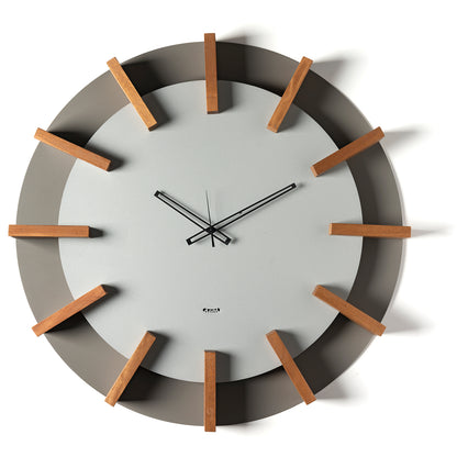 Orologio da parete Timon Arti&Mestieri, vista frontale con indici in faggio e finitura fango/alluminio