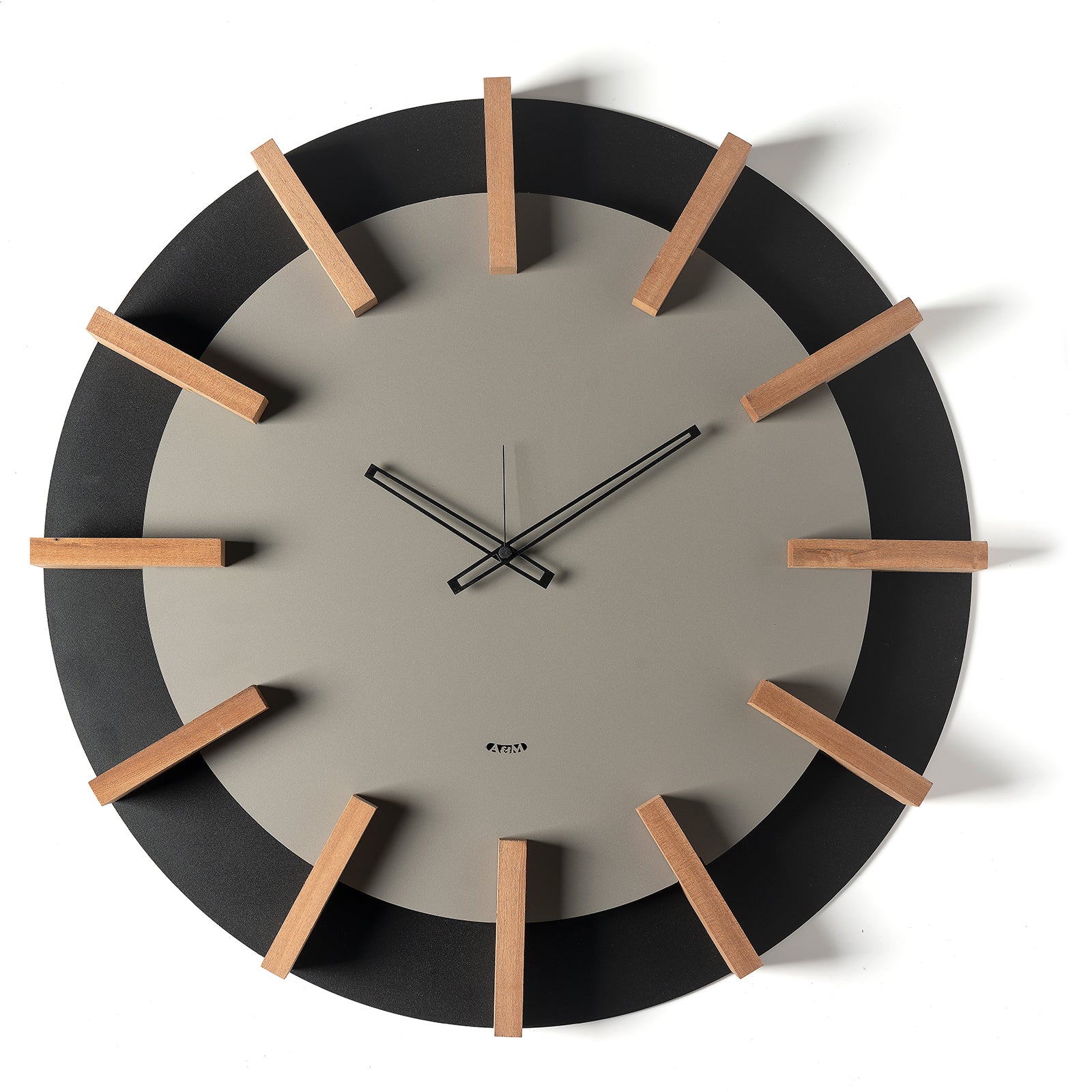 Orologio da parete Timon Arti&Mestieri, vista frontale con indici in faggio e finitura nero/fango