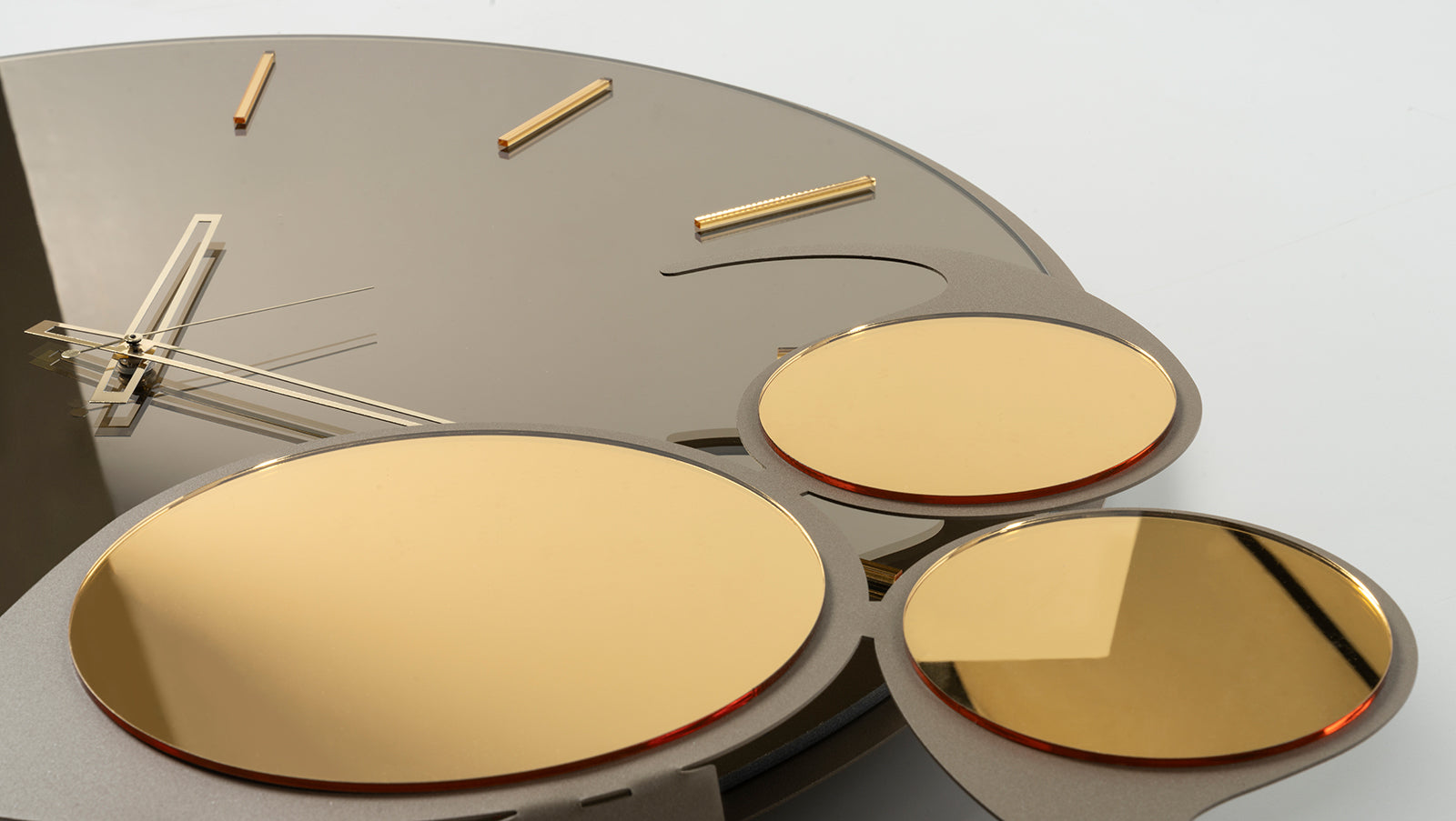 Orologio Apostrofo di Arti&Mesteri, particolare del quadrante in vetro e dei dischi di cristallo acrilico.