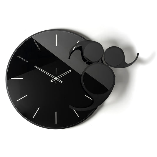 Vista frontale dell'orologio in vetro specchio Crystal® nero Apostrofo con  indici e decori in cristallo acrilico nero e argento specchiato. Base in ferro nero. Prodotto da Arti&Mestieri.