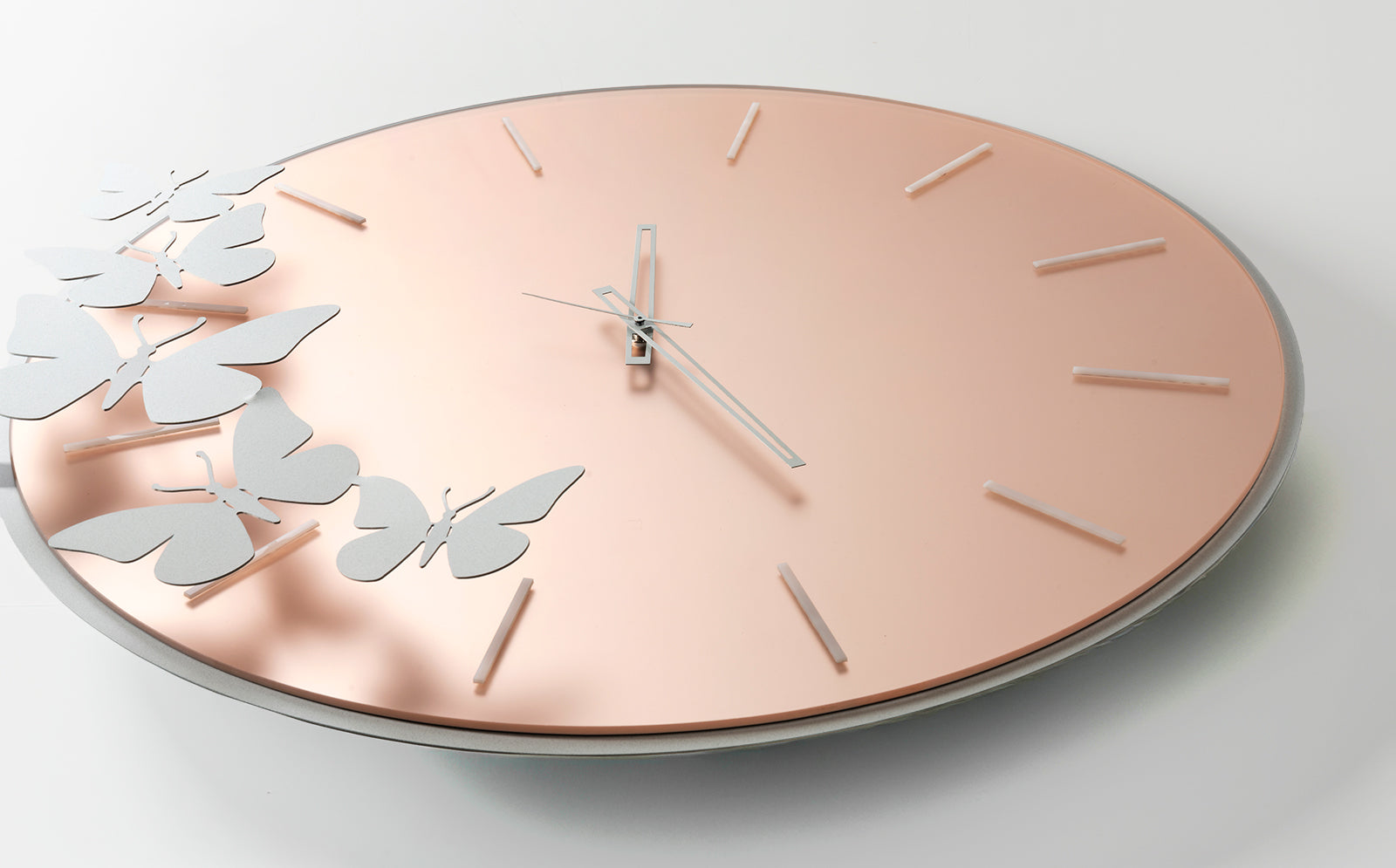 Vista laterale dall'alto dell'orologio Diana di Arti&Mestieri con quadrante satinato Velour Luxe rosa.