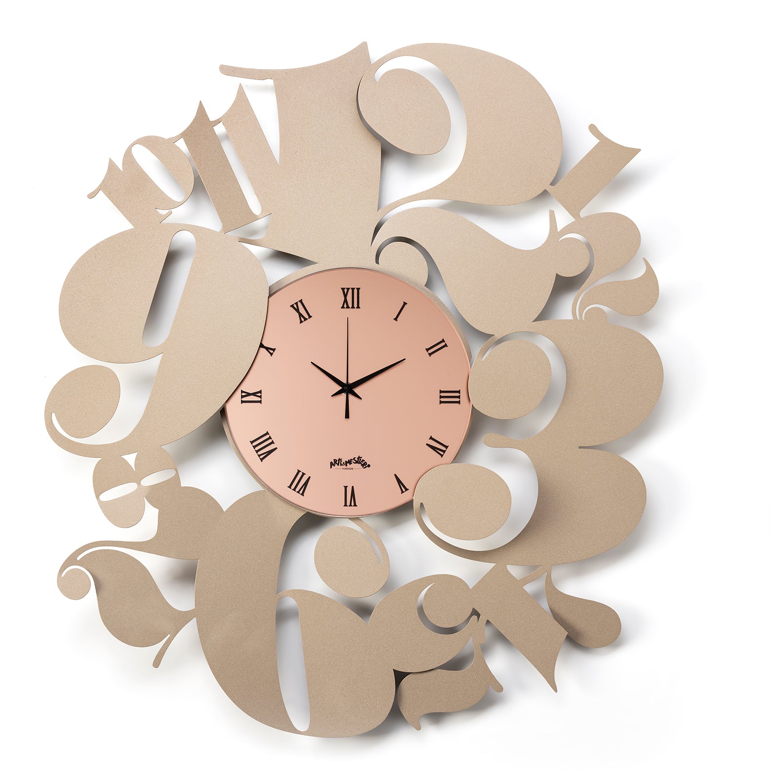 Vista frontale dell'orologio Bodoni con numeri tipografici particolari e quadrante in vetro Velour Luxe rosa di Arti&Mestieri. Base in ferro beige. 