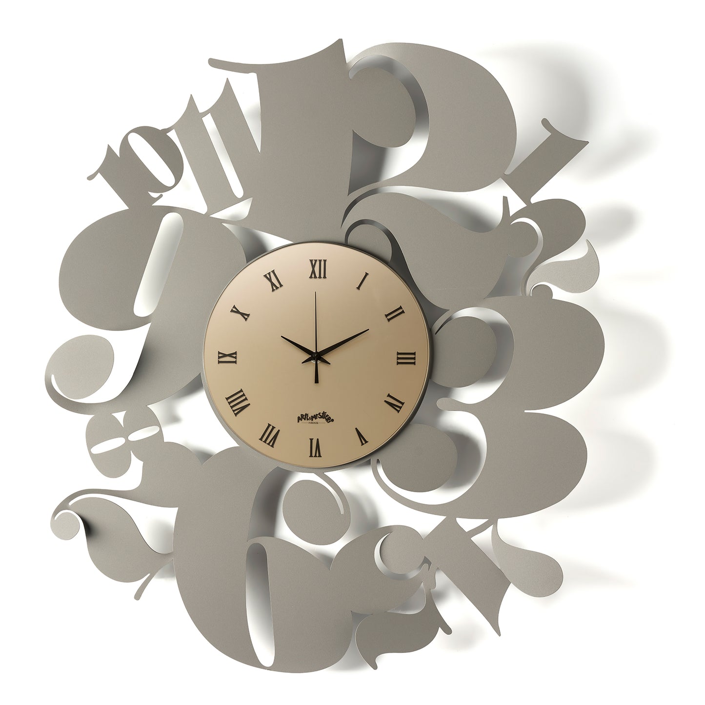 Vista frontale dell'orologio con numeri tipografici particolari e quadrante in vetro Velour Luxe bronzo Bodoni di Arti&Mestieri. Base in ferro fango 