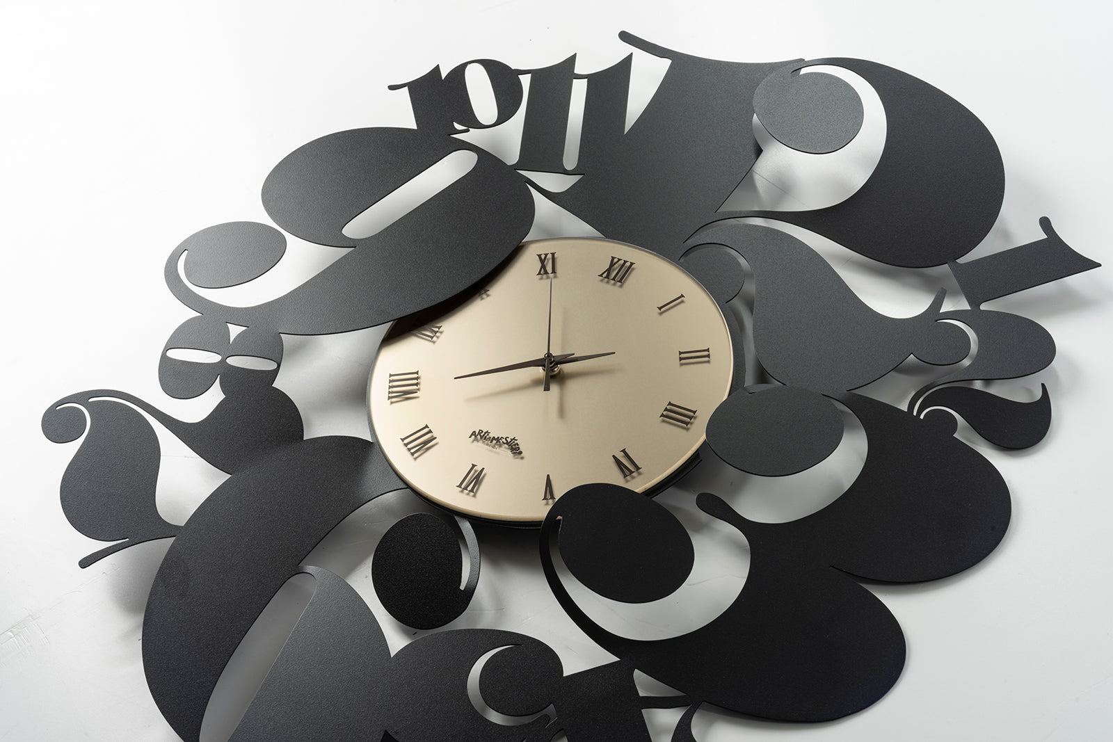 Vista dall'alto dell'orologio Bodoni con quadrante Velour Luxe bronzo di Arti&Mestieri