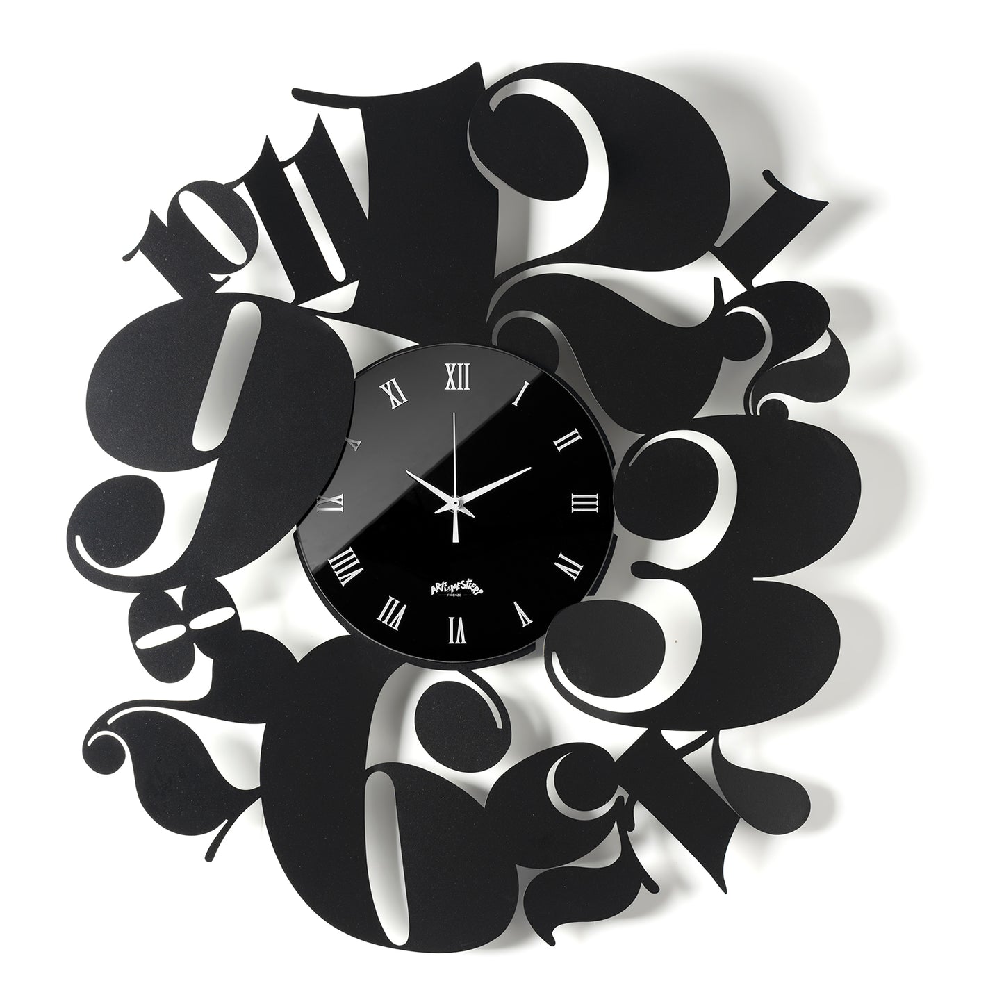 Vista frontale dell'orologio con numeri tipografici particolari e quadrante in vetro Crystal Luxe nero Bodoni di Arti&Mestieri. Base in ferro nero 