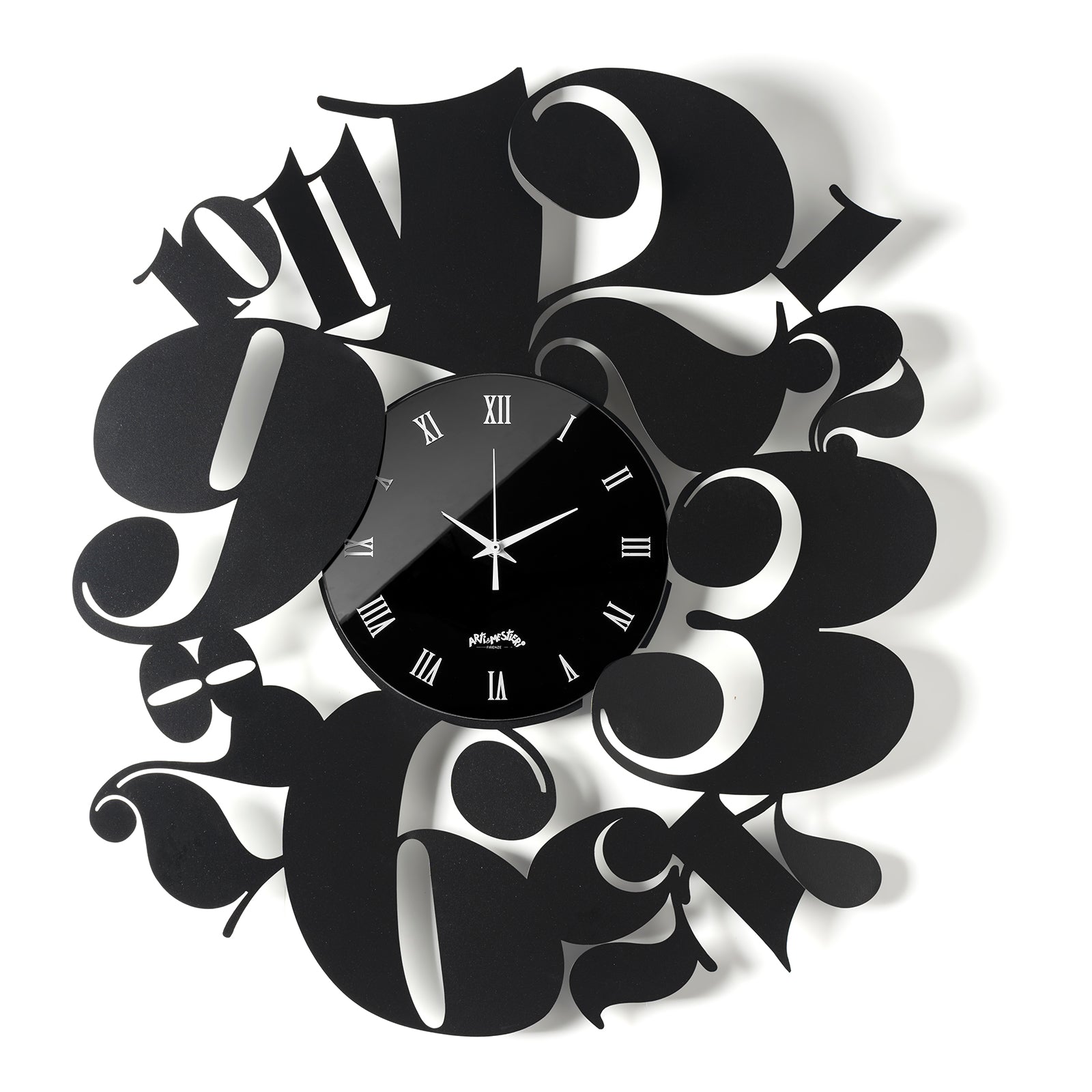 Vista frontale dell'orologio con numeri tipografici particolari e quadrante in vetro Crystal Luxe nero Bodoni di Arti&Mestieri. Base in ferro nero 