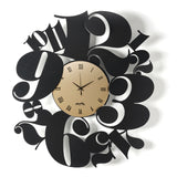 Vista frontale dell'orologio Bodoni con numeri tipografici particolari e quadrante in vetro Velour Luxe bronzo di Arti&Mestieri. Base in ferro nero. 