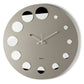 Vista frontale dell'orologio Formula di Arti&Mestieri color fango, con dischi in cristallo acrilico argento specchiato come indice.