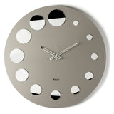 Vista frontale dell'orologio Formula di Arti&Mestieri color fango, con dischi in cristallo acrilico argento specchiato come indice.