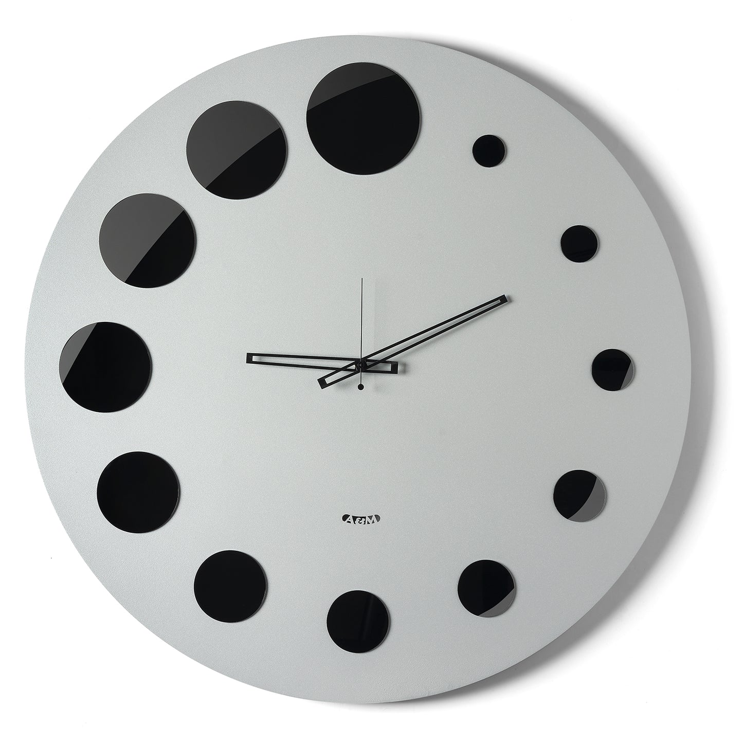 Vista frontale dell'orologio Formula di Arti&Mestieri color alluminio, con dischi in cristallo acrilico nero specchiato come indice.