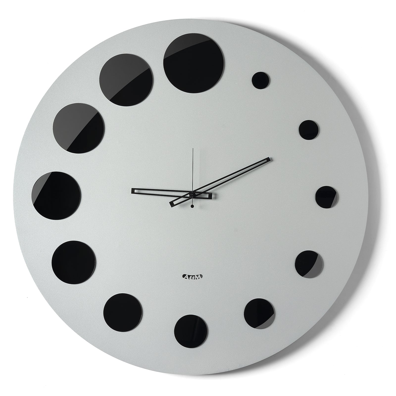 Vista frontale dell'orologio Formula di Arti&Mestieri color alluminio, con dischi in cristallo acrilico nero specchiato come indice.