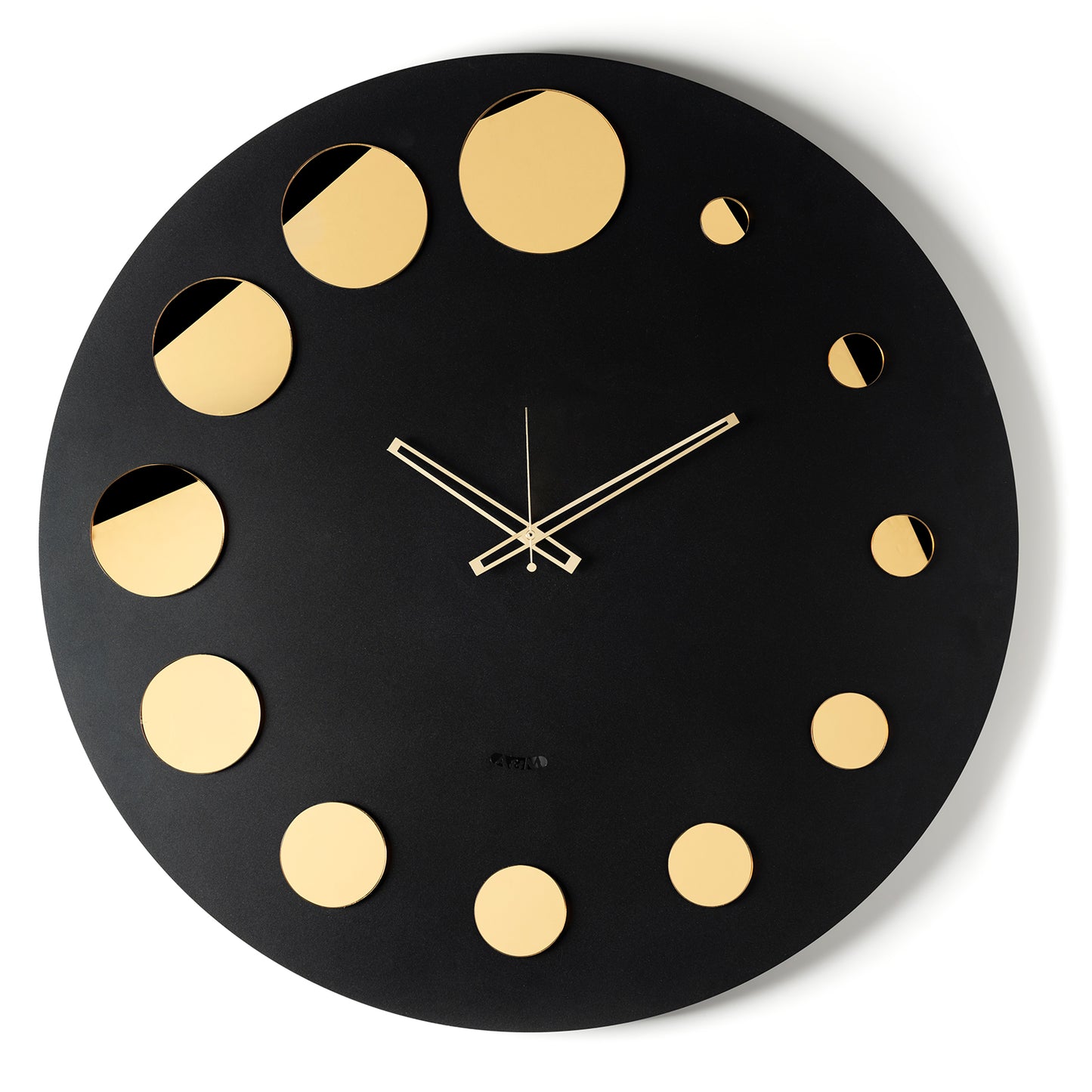 Vista frontale dell'orologio Formula di Arti&Mestieri color nero, con dischi in cristallo acrilico oro specchiato come indice.