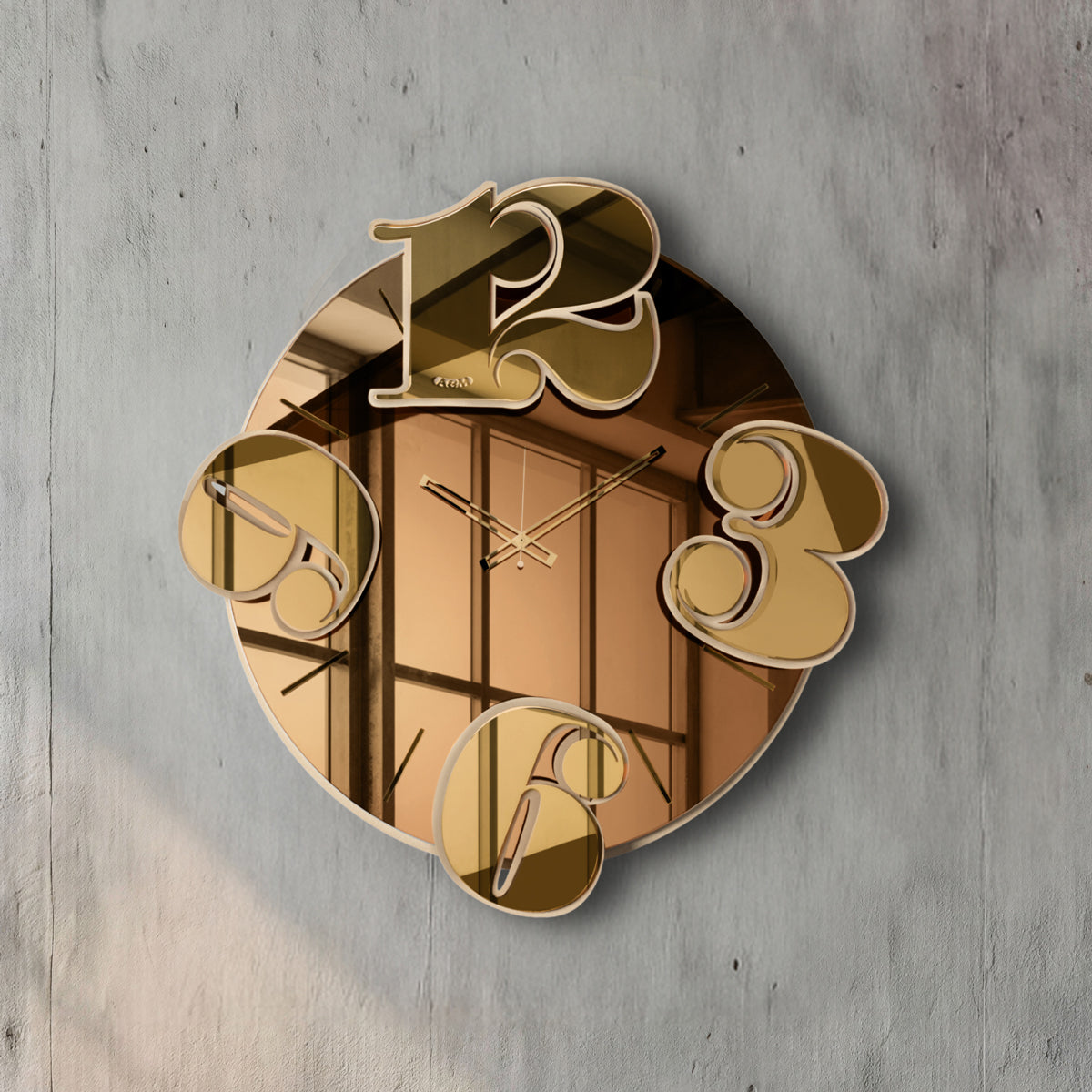 Dettaglio orologio specchio Benguiat finitura ambra