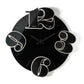 Vista frontale dell'orologio in vetro specchio Crystal® nero Benguiat con numeri e indici in cristallo acrilico nero specchiato. Base fango. Prodotto da Arti&Mestieri.