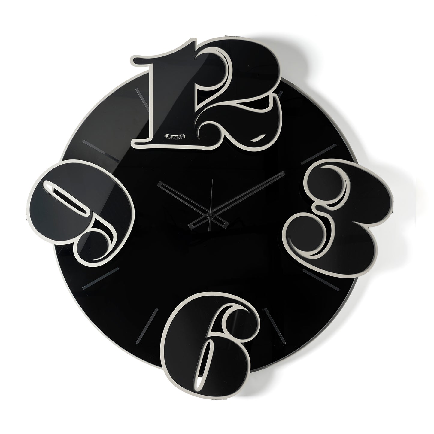Vista frontale dell'orologio in vetro specchio Crystal® nero Benguiat con numeri e indici in cristallo acrilico nero specchiato. Base fango. Prodotto da Arti&Mestieri.